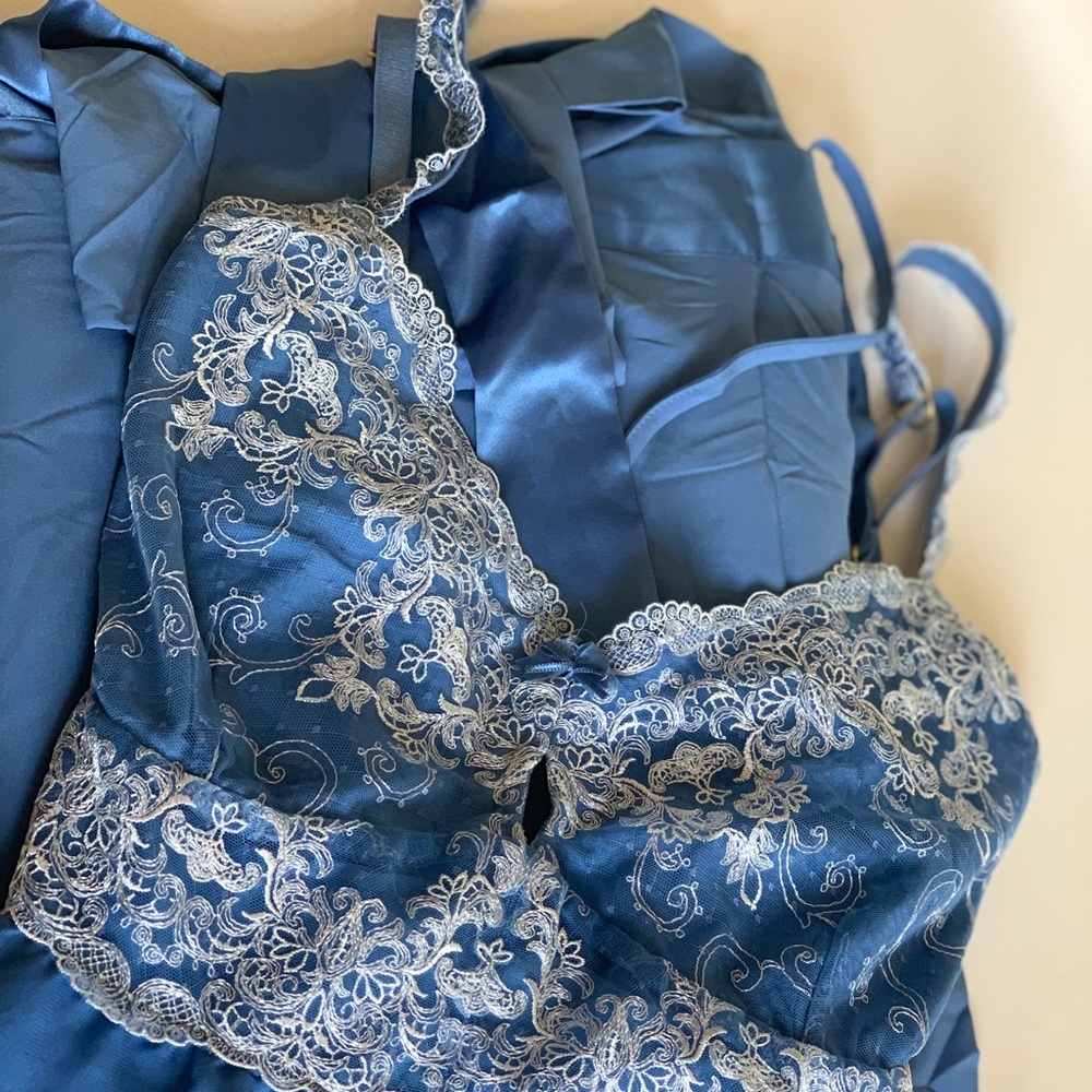 Sexy & Elegant Chemise w/ Matching Robe